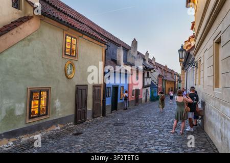 Praga, Repubblica Ceca - 26 maggio 2026: Via d'Oro (ceco: Zlata Ulicka) nel quartiere del Castello di Praga, strada acciottolata con piccole case colorate Foto Stock