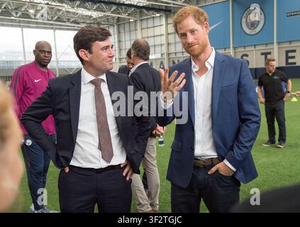 Foto d’archivio datata 04/09/17 del Principe Harry (a destra) con il Sindaco di Greater Manchester Andy Burnham (a sinistra) durante una sessione di formazione Coach Core con scolari locali tenuta da allenatori sportivi in formazione a Manchester durante una visita al Manchester City Football Club. Re Carlo III terrà un’udienza con il nuovo leader del Partito Laburista Andy Burnham, dove lo inviterà a diventare Primo Ministro e a formare un nuovo governo. Data di pubblicazione: Lunedì 20 luglio 2026. Foto Stock