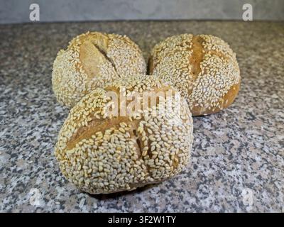 Foto e immagini di pane e panini tra cui pane di grano, segale, spelta e panini al sesamo, alcuni con elementi decorativi e campi di testo o spazio per il testo Foto Stock