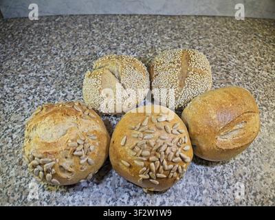 Foto e immagini di pane e panini tra cui pane di grano, segale, spelta e panini al sesamo, alcuni con elementi decorativi e campi di testo o spazio per il testo Foto Stock
