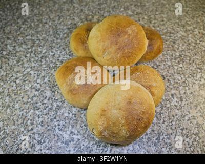 Foto e immagini di pane e panini tra cui pane di grano, segale, spelta e panini al sesamo, alcuni con elementi decorativi e campi di testo o spazio per il testo Foto Stock