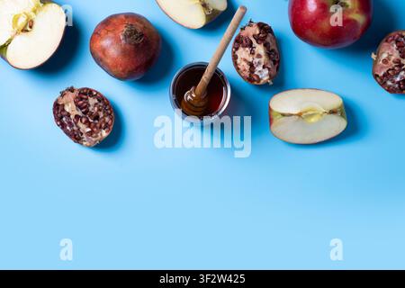Cibo tradizionale di Rosh Hashanah su sfondo blu Foto Stock