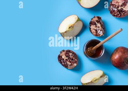 Cibo tradizionale di Rosh Hashanah su sfondo blu Foto Stock