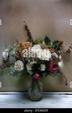 Vaso rustico di fiori Foto Stock