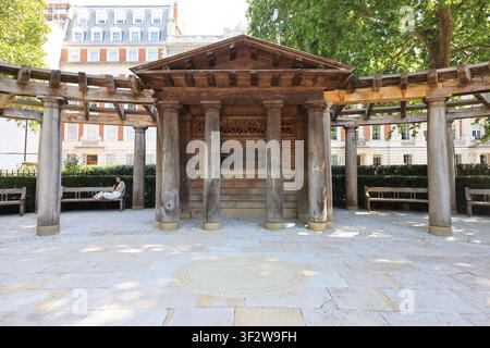 Londra, Regno Unito, 20 luglio 2026. Dopo una trasformazione da £25 milioni, Grosvenor Square a Mayfair ha riaperto oggi al pubblico, come un fiorente giardino urbano per la fauna & le persone. Sarà gestito dal London Wildlife Trust, con 150 000 nuove piante in un redesign focalizzato sul clima, intorno ai monumenti con un nuovo caffè & posti a sedere. Credit : Monica Wells/Alamy Live News. Foto Stock