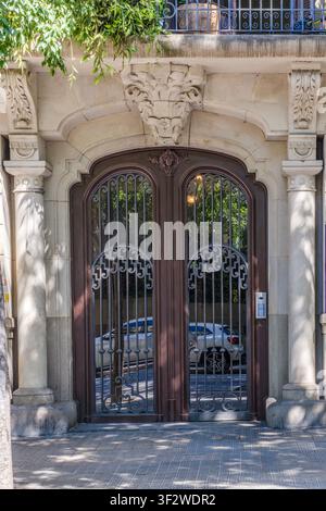 Barcellona - Spagna - 23 maggio 2026: Elegante ingresso di un edificio Art Nouveau, porte ornate in ferro battuto, stile architettonico classico delle colonne Foto Stock