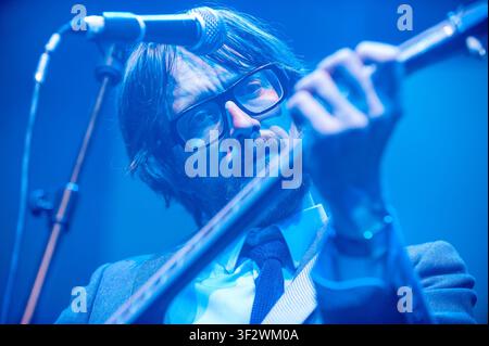 Jarvis Cocker, cantante principale della band alternativa rock inglese Pulp, in performance dal vivo sul palco Foto Stock