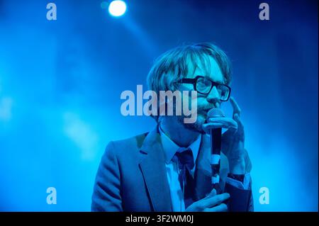 Jarvis Cocker, cantante principale della band alternativa rock inglese Pulp, in performance dal vivo sul palco Foto Stock
