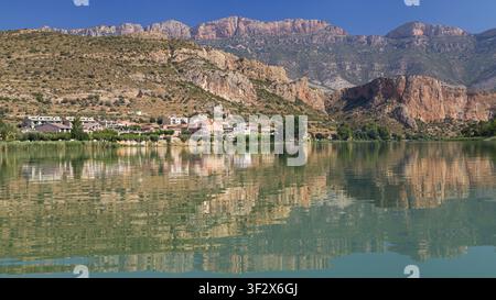 Vista del villaggio e del bacino idrico di Sant Llorenc de Montgai a Lleida, in Catalogna, Spagna, con acque calme che riflettono il paesaggio circostante e th Foto Stock