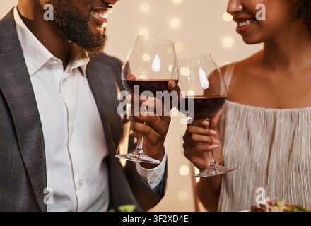 Uomo e donna che si guardano e si torreda Foto Stock