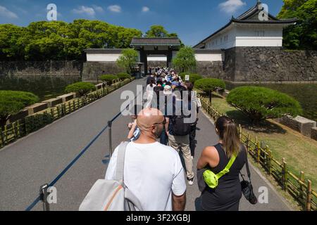 I giardini nazionali dell'Imperial Palace East sono un'attrazione popolare, come si vede dalla fila di visitatori che entrano attraverso il Ōte-mon. Questo sito storico Foto Stock