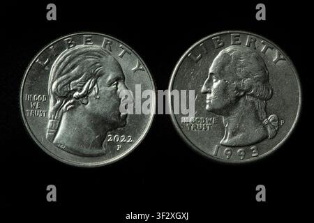 Confronto del ritratto di George Washington su monete da un quarto più vecchie e più recenti che mostra i cambiamenti nella produzione di monete della US Mint. Foto Stock
