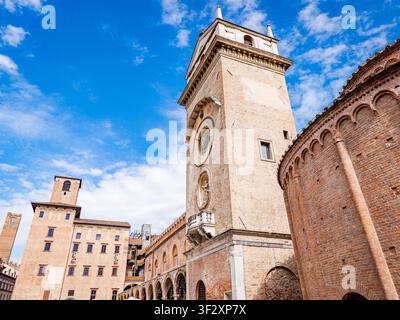 Osservazione della storica Torre dell'Orologio e dell'architettura medievale vicina a Mantova, in Italia, che evidenzia la ricca storia e cultura della città Foto Stock