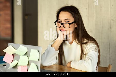 La donna ha perso un po' di motivazione sul lavoro Foto Stock
