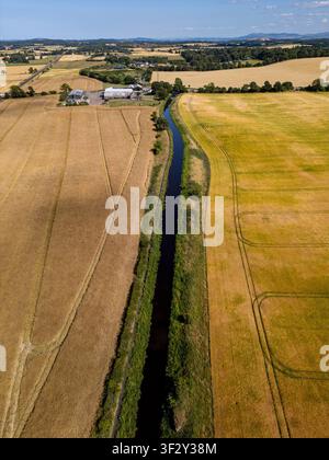 Vista aerea con drone del Union Canal vicino a Linlithgow, West Lothian, Scozia. Foto Stock
