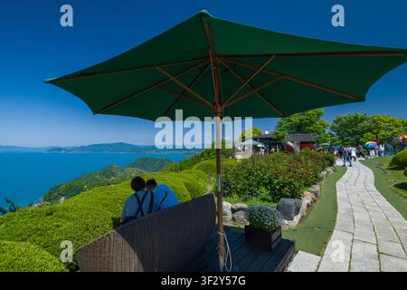 La Rainbow Line del Mountain Peak Park offre panorami mozzafiato sul Mar del Giappone. I visitatori possono godersi queste viste dalla terrazza centrale, w Foto Stock