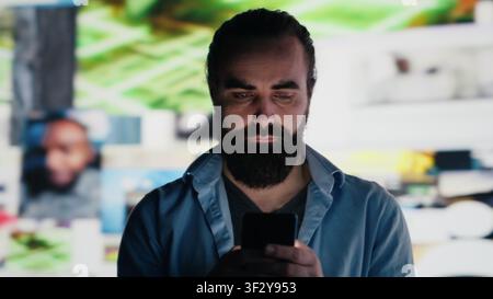 Giovane adulto che si consuma davanti allo schermo del telefono a causa dell'abuso dei social media, dipendente dal consumo di contenuti e dallo scrolling ossessivo verso il catastrofismo. Persona con problemi di salute mentale, isolamento. Fotocamera A. Foto Stock