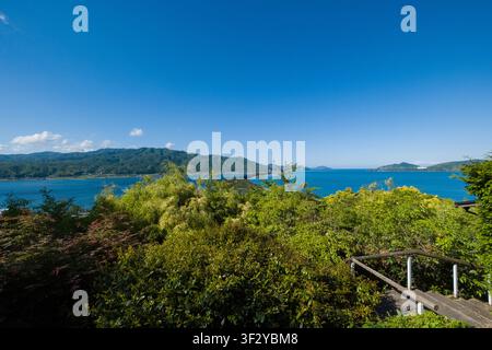 Questa fotografia mostra la vista mozzafiato di Amanohashidate dall'hotel Genmyoan a Monju, Miyazu, Kyoto. L'immagine cattura una vista panoramica di Foto Stock