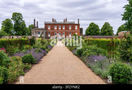Londra, Regno Unito - 7 giugno 2026: Vista dell'elegante Rangers House e del suo percorso fiorito ben curato situato nel storico Royal Borough di Greenwich Foto Stock
