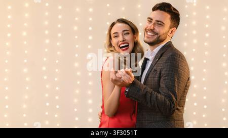 Gioiosa Giovane Coppia Dancing, Tenuta Le Mani E Sincerely Laughing Foto Stock