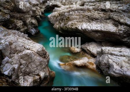 La gola Greak Soča (Velika Korita Soče) è una gola di calcare lunga 750 metri, scolpita dalle acque verde smeraldo del fiume Soča. Il punto più profondo Foto Stock