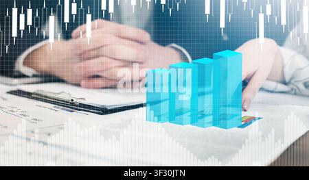 Collage creativo di grafici economici su schermo virtuale e partner commerciali che lavorano con documenti in ufficio Foto Stock