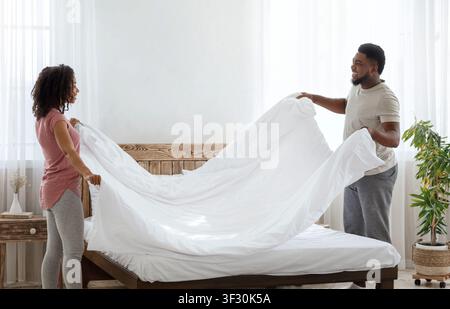 Affascinante bella giovane in amore rendendo letto insieme Foto Stock