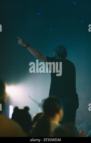 Silhouette di un artista maschile sul palco durante un concerto Foto Stock