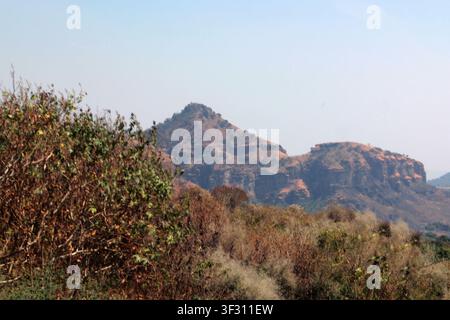 Le Montagne Rocciose che circondano le città e le strade dello stato di Morelos in Messico sono il risultato di attività vulcanica e fratturazioni tettoniche Foto Stock