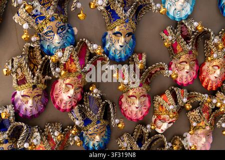 Maschere di Carnevale Veneziane con cappelli da giullare e campanelli da un mercato di souvenir italiano. Verona, Italia - 25 giugno 2026 Foto Stock