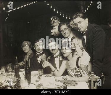 Cena Dada (Diner Dada), Musée National d'Art Moderne, Centre Georges Pompidou, Parigi, Francia : ; Data: 1920-22; Materiale: gelatina d'argento Tristan Tzara Foto Stock