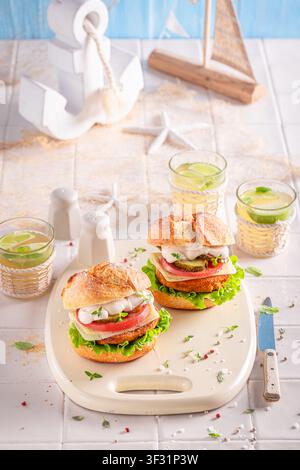 Hamburger di pesce gustoso e fatto in casa a base di formaggio e verdure. Hamburger di pesce con verdure e pesce. Foto Stock
