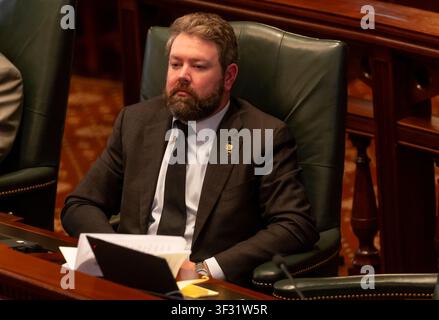 Rappresentante di Stato dell'Illinois Harry Benton, D-Plainfield, siede alla sua scrivania nella sala della Camera al Capitolo dello Stato dell'Illinois a Springfield, Illinois, l'8 aprile 2026. Benton era presente mentre i legislatori si riunivano per discutere la legislazione in attesa sul pavimento della Camera. (Foto di Eileen T. Meslar/Chicago Tribune/TNS/Sipa USA) Foto Stock