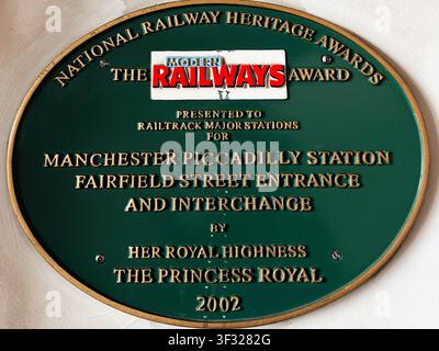 Manchester, UK - 7 maggio 2026: Targa circolare verde che onora l'ingresso di Fairfield Street della Stazione di Manchester Piccadilly con National Railway Heritage A Foto Stock