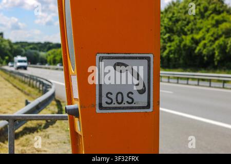 Cabina telefonica di emergenza SOS sull'autostrada francese Foto Stock