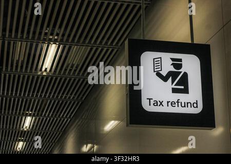 Segnale di orientamento per il rimborso delle tasse all'interno di un moderno terminal aeroportuale Foto Stock