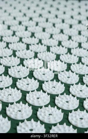 Primo piano estremo dei picchi in plastica sull'applicatore per digitopressione terapeutica Foto Stock