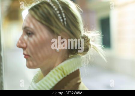 Profilo di donna con fascia per capelli e chignon Foto Stock