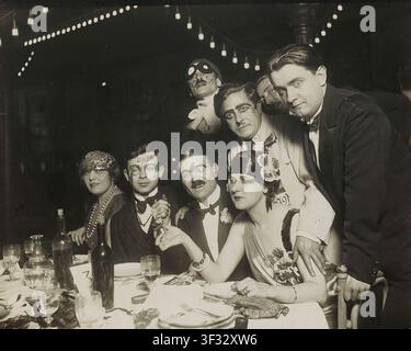 Cena Dada (Diner Dada), Musée National d'Art Moderne, Centre Georges Pompidou, Parigi, Francia : ; Data: 1920-22; Materiale: gelatina d'argento Tristan Tzara Foto Stock