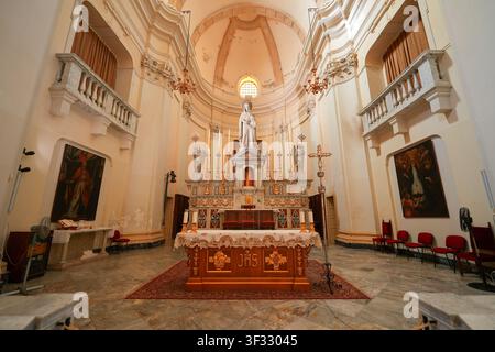Alto altare e statua della Vergine Maria all'interno della Collegiata di Sant'Anna a Cagliari, Sardegna, Italia Foto Stock