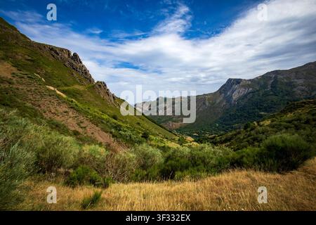 Valle visto dal punto di vista di La Peral che si affaccia sul parco naturale di Somiedo, Asturie, Spagna Foto Stock