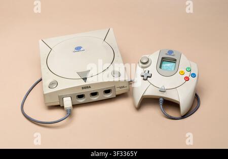 Pavia, Lombardia, Italia – 30 marzo 2026: Console per videogiochi Sega Dreamcast e controller della fine degli anni '90 Foto Stock