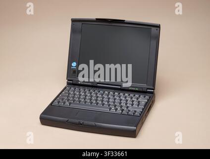 Pavia, Lombardia, Italia – 30 marzo 2026: laptop Texas Instruments Extensa 355 che illustra l’informatica storica e la tecnologia obsoleta Foto Stock