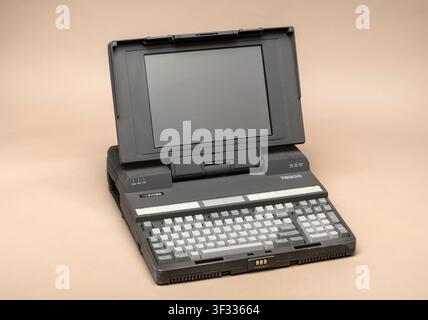Pavia, Lombardia, Italia-30 marzo 2026: Vecchio computer Toshiba T5200C che rappresenta la tecnologia informatica del passato e la storia dell'informatica retrò, 1990 Foto Stock