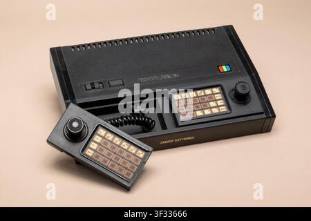 Pavia, Lombardia, Italia – 30 marzo 2026: Console VTech CreatiVision con controller staccabile che mostra le prime tecnologie di informatica domestica e gioco Foto Stock