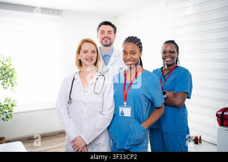 Squadra medica diversificata che sorride nell'ufficio della clinica Foto Stock