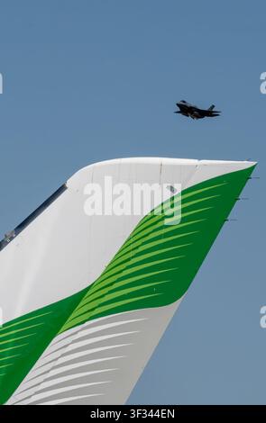 USAF F-35A Lightning II che sorvola un Emirates Airbus A350 al Farnborough Airshow 2026, Regno Unito Foto Stock