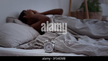 Insonnia, donna che soffre di insonnia, apnea del sonno o stress, mal di testa o emicrania Foto Stock