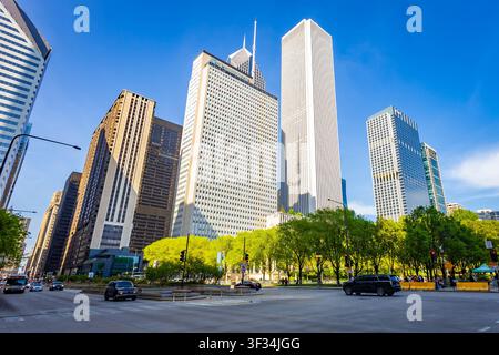 Chicago, IL, USA - 26 aprile 2026: Skyline iconica di Chicago con le torri della Prudential Plaza e l'Aon Center vicino al Millennium Park Foto Stock