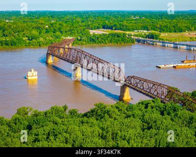 Vista aerea del ponte storico Old Chain of Rocks che si estende sul fiume Mississippi tra l'Illinois e il Missouri Foto Stock